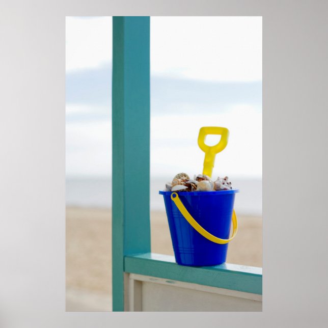 Eimer mit Muscheln gefüllt Poster (Vorne)