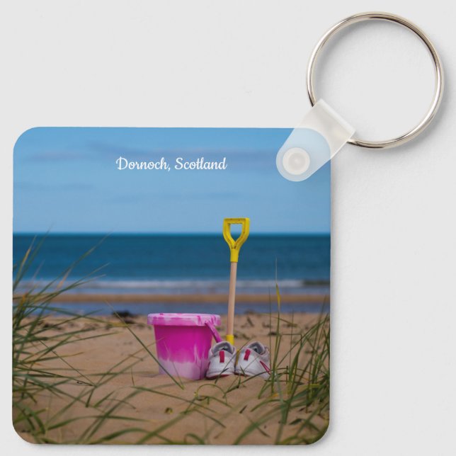 Eimer und Spade am Dornoch Beach Schlüsselanhänger (Rückseite)
