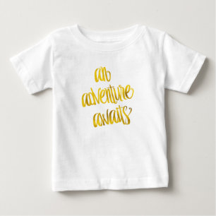 Ein Abenteuer erwartet Zitat Gold Imitate Zitate Baby T-shirt