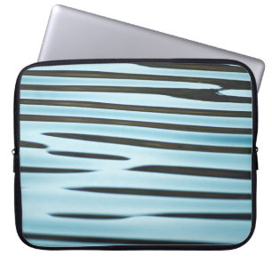 Ein abstrakter Wellenreituntergrund aus Wasser Laptopschutzhülle