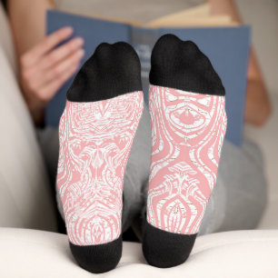 ein abstraktes, rosa und weißes Design auf weißem Socken