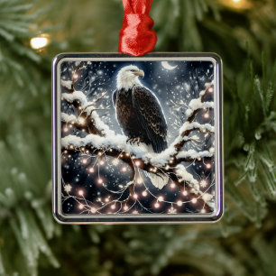 Ein Adler auf einem schneegefüllten Branchweihnach Ornament Aus Metall