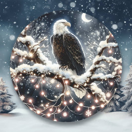 Ein Adler auf einem schneegefüllten Branchweihnach Runder Aufkleber