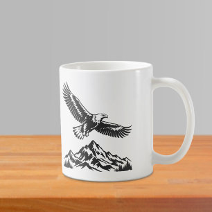 Ein Adler, der über den Bergen fliegt Tasse