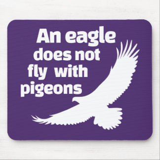 Ein Adler fliegt nicht mit Tauben Mousepad