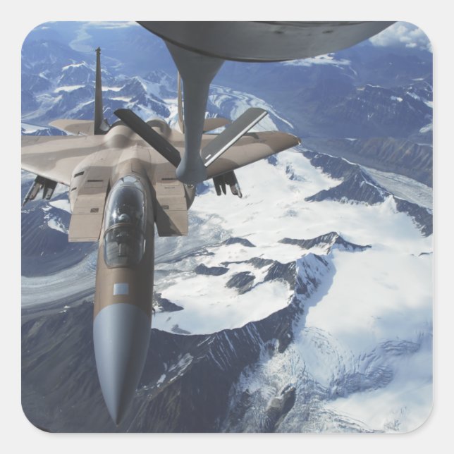 Ein Adlerflugzeug des Typs F-15C sitzt hinter eine Quadratischer Aufkleber (Vorderseite)