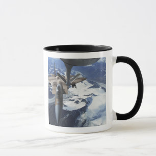 Ein Adlerflugzeug des Typs F-15C sitzt hinter eine Tasse