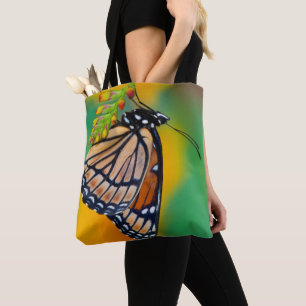 Ein Admiralfalter auf Blumen Tasche