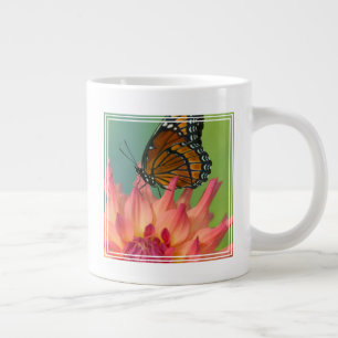 Ein Admiralfalter auf einer Zinnia Jumbo-Tasse