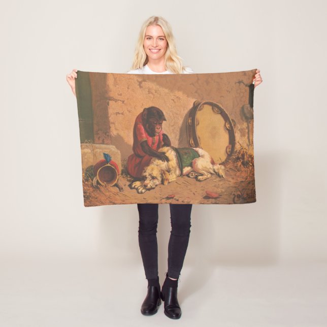 Ein Affe und ein Hund mit einem großen Tambourin Fleecedecke (Beispiel)