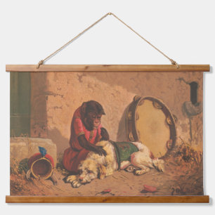 Ein Affe und ein Hund mit einem großen Tambourin Wandteppich Mit Holzrahmen