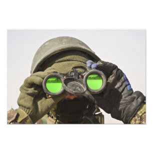 Ein afghanischer Soldat scannt den Horizont Fotodruck