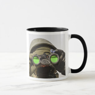 Ein afghanischer Soldat scannt den Horizont Tasse