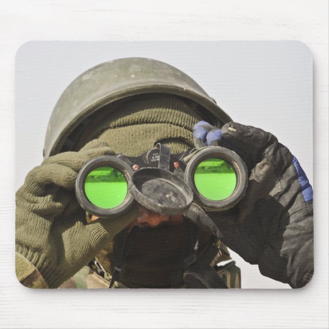 Ein afghanischer Soldat sucht den Horizont Mousepad (Vorne)