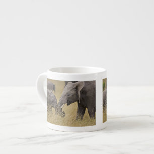Ein Afrikanischer Elefant grast auf den Feldern Espressotasse