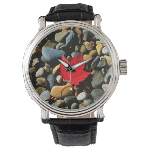 Ein Ahornblatt auf einem Felsuntergrund Armbanduhr