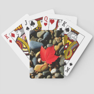 Ein Ahornblatt auf felsigem Hintergrund Spielkarten
