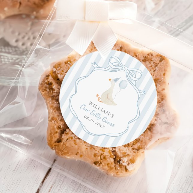 Ein Alberner Gänseblauer Bogen zum ersten Geburtst Runder Aufkleber (Von Creator hochgeladen)