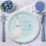 Ein Alberner Gänseblauer Junge erster Geburtstagsp Pappteller<br><div class="desc">Zum ersten Geburtstag eines Babys mit dem Thema "Eine alberne Gans". Der Hintergrund ist hellblau und weiß Gingham karierte karierte Muster. Der Text befindet sich in einem hellblauen Kreis mit weißem Rand. Auf dem links ist eine niedliche weiße Gans mit einem blauen Party und einer blauen Krawatte. Der Text ist...</div>