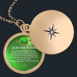 Ein alter irischer Segen Medaillon<br><div class="desc">Elegantes, einzigartiges goldfarbenes Juwel mit smaragdfarbenem Edelstein und Kleeblatt ineinander mit einem antiken irischen Gebet für den Heiligen Paddy's Day (, St. Patty ). Lebhafte 3D-Edelsteine und sehr präzises Design, 3D-Modellierung und Darstellung von Bulgan Lumini (c).Teil aus der Serie Hyper Talismans. .Ein elegantes und klassisches Design mit einem alten Pergament....</div>