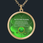 Ein alter irischer Segen Vergoldete Kette<br><div class="desc">Elegantes, einzigartiges goldfarbenes Juwel mit smaragdfarbenem Edelstein und Kleeblatt ineinander mit einem antiken irischen Gebet für den Heiligen Paddy's Day (, St. Patty ). Lebhafte 3D-Edelsteine und sehr präzises Design, 3D-Modellierung und Darstellung von Bulgan Lumini (c).Teil aus der Serie Hyper Talismans. .Ein elegantes und klassisches Design mit einem alten Pergament....</div>