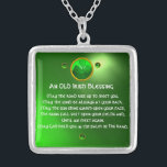 Ein alter irischer Segen Versilberte Kette<br><div class="desc">Elegantes, einzigartiges goldfarbenes Juwel mit smaragdfarbenem Edelstein und Kleeblatt ineinander mit einem antiken irischen Gebet für den Heiligen Paddy's Day (, St. Patty ). Lebhafte 3D-Edelsteine und sehr präzises Design, 3D-Modellierung und Darstellung von Bulgan Lumini (c).Teil aus der Serie Hyper Talismans. .Ein elegantes und klassisches Design mit einem alten Pergament....</div>