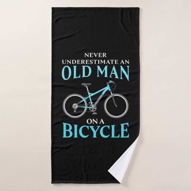 Ein alter Mann auf dem Fahrrad Badehandtuch (Badehandtuch)