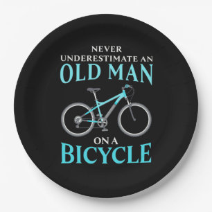 Ein alter Mann auf dem Fahrrad Pappteller