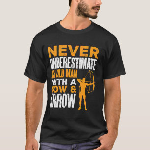 Ein alter Mann mit Bogenschießen und Bogenschießen T-Shirt