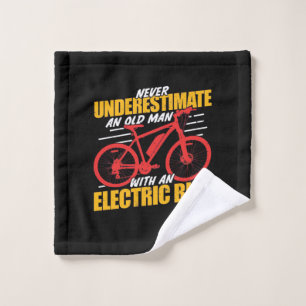Ein alter Mann mit einem Elektrofahrrad Waschlappen