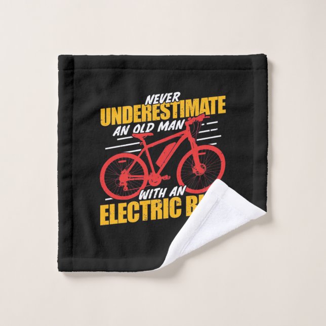 Ein alter Mann mit einem Elektrofahrrad Waschlappen (Waschlappen)