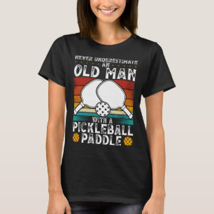 Ein alter Mann mit einem Pickleball-Schläger-Rücke T-Shirt
