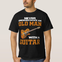 Ein alter Mann mit einem schwarzen Gitarren-T - Sh