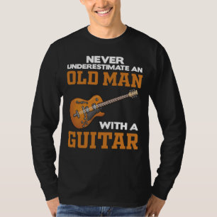 Ein alter Mann mit einem schwarzen Gitarren-T - Sh T-Shirt