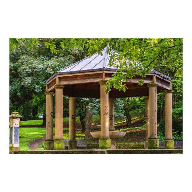 Ein alter Pavillon im Park Fotodruck (Vorne)