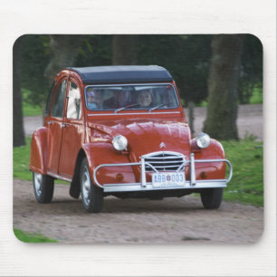 Ein alter roter Citroen 2CV Wagen mit einer lächel Mousepad