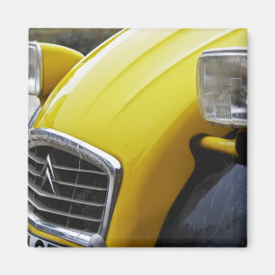 Ein alter schwarzer und gelber Citroen 2CV 2 CV, D Magnet
