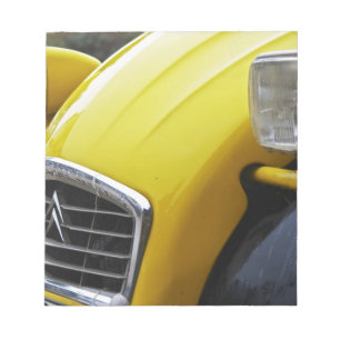Ein alter schwarzer und gelber Citroen 2CV 2 CV, D Notizblock