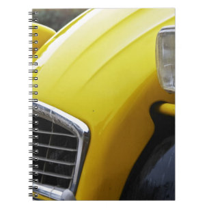Ein alter schwarzer und gelber Citroen 2CV 2 CV, D Notizblock