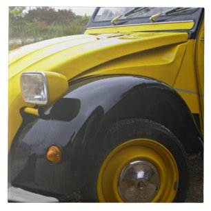 Ein alter schwarzer und gelber Citroen 2CV 2 CV, Fliese