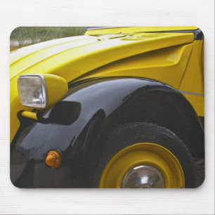Ein alter schwarzer und gelber Citroen 2CV 2 CV, Mousepad