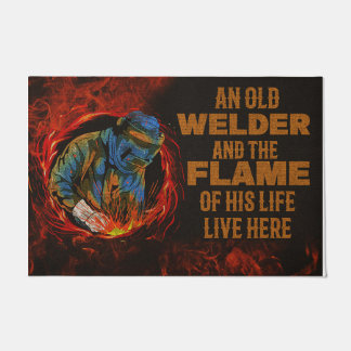 Ein alter Welder und die Flamme seines Lebens Fußmatte