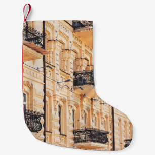 Ein altes gelbes Haus mit Balkonen aus Schmiedeeis Kleiner Weihnachtsstrumpf