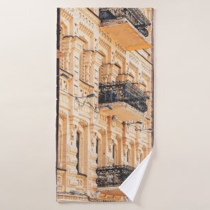 Ein altes gelbes Haus mit schmiedeeisernen Balkone Badehandtuch