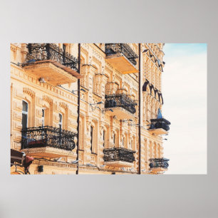 Ein altes gelbes Haus mit schmiedeeisernen Balkone Poster