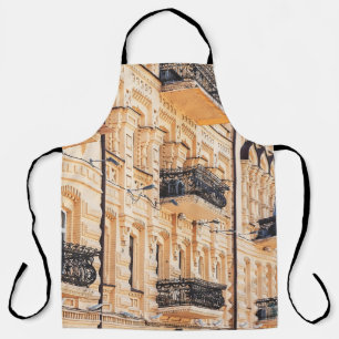 Ein altes gelbes Haus mit schmiedeeisernen Balkone Schürze