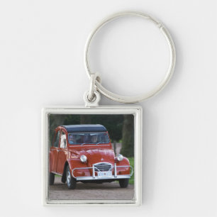 Ein altes, rotes Citroen 2CV Auto mit einer läche Schlüsselanhänger