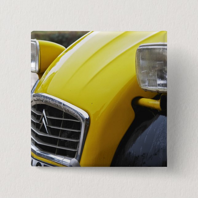 Ein altes schwarz-gelbes Citroen 2CV 2 CV, Detail Button (Vorderseite)