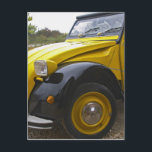ein altes, schwarz-gelbes Citroen 2CV 2 CV, Postkarte<br><div class="desc">COPYRIGHT Per Karlsson,  DanitaDelimont.com | EU09 PKA1897.jpg | Eine alte schwarz-gelbe Citroen 2CV 2 CV,  Scheinwerfer Domaine la Tourade,  Andre Andre Richard,  Gigondas,  Vacqueyras,  Vaucluse,  Provence,  Frankreich</div>