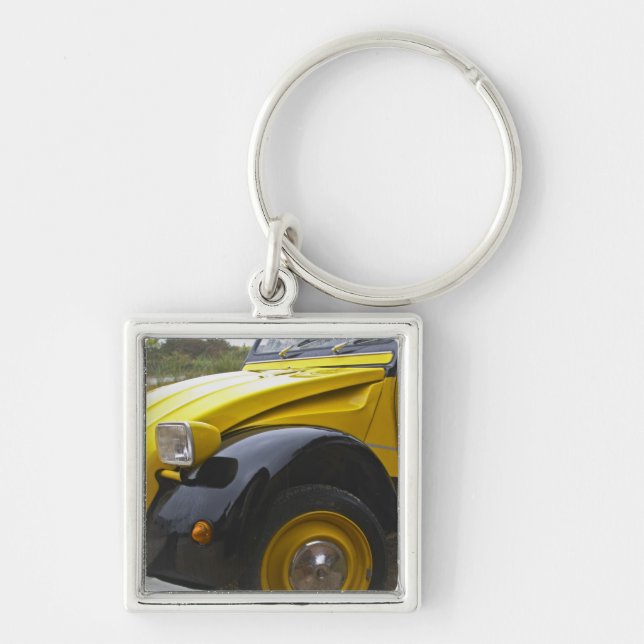Ein altes, schwarz-gelbes Citroen 2CV 2 CV, Schlüsselanhänger (Vorne)